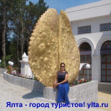  Чебуреки в Крыму любят, даже памятник отстроили в честь лакомства с мясом:)