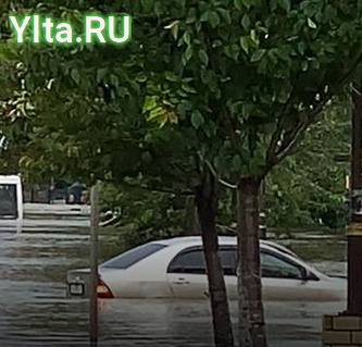 В Ялте ливни, в Ялте дожди и в Ялте настоящий потоп.