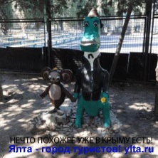 Гена Крокодил и Чебурашка в бронзе на улице в Ялте